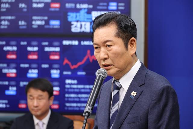 정청래 더불어민주당 당대표가 지난 1월 22일 국회 본청에서 긴급 기자회견을 열고 조국혁신당에 공개적으로 합당을 제안하고 있다.[연합뉴스 사진]