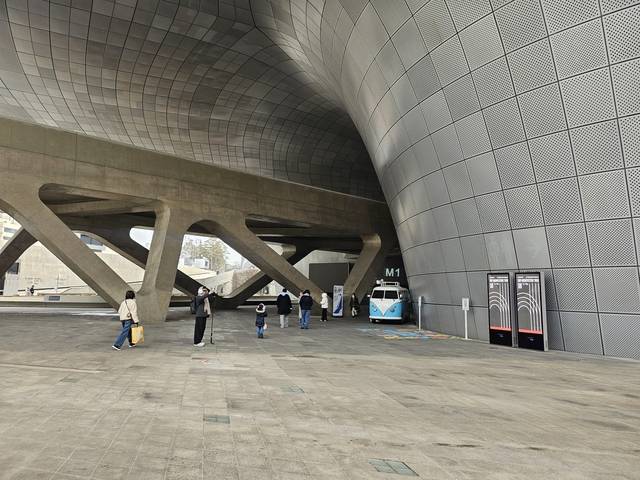 10일 오전 한산한 DDP 광장. 건물 외관을 촬영하는 일부 외국인 관광객 외에는 유동인구를 찾기 어려웠다. [박순원 기자]