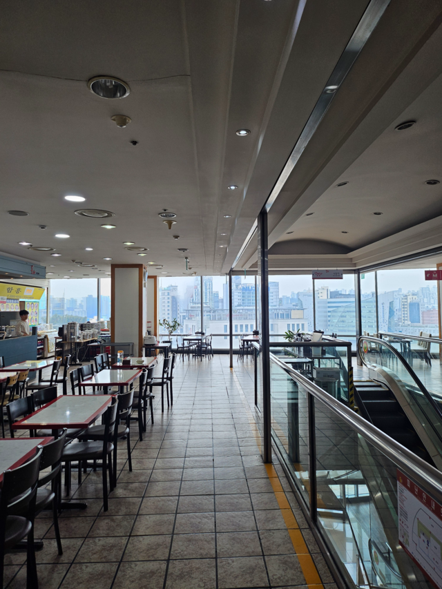 영업을 멈춘 동대문 밀리오레 7층 식당가. 건물 6층에는 ‘정상 영업 중’이라는 안내판이 있었지만, 실제와는 다른 안내였다. 이 층이 제대로 운영되지 않은 기간은 이미 1년이 넘은 상태라고 했다. [박순원 기자]