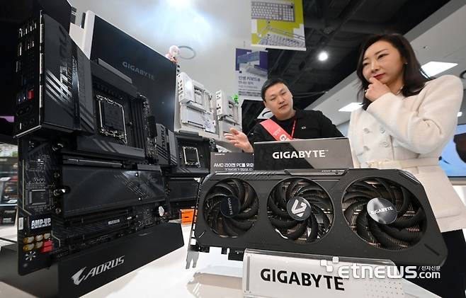 롯데하이마트가 국내 최대 규모의 가전 매장인 잠실점을 리뉴얼해, 오프라인 가전 매장을 대표하는 '고객 경험 중심의 플래그십 스토어'로 새롭게 선보인다. 10일 서울 송파구 롯데하이마트 잠실점을 찾은 고객이 조립PC 코너에서 쿨러, 그래픽카드, 모니터 등 PC부품을 살펴보고 있다. 김민수기자 mskim@etnews.com