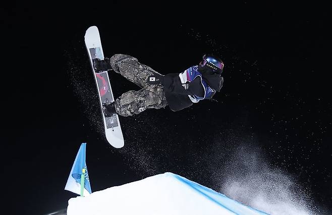 스노보드 유승은이 9일(현지시간) 이탈리아 리비뇨 스노파크에서 열린 2026 밀라노·코르티나담페초 동계올림픽 스노보드 여자 빅에어 결선에서 묘기를 부리고 있다.뉴스1