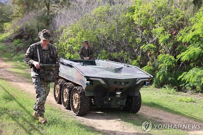한화에어로스페이스가 사우디아라비아와 미국, 스페인 등 글로벌 방산 수주 확대로 올해 큰 폭의 수주잔고 성장이 기대된다. 사진은 한화에어로스페이스의 다목적 무인차량 '아리온 스멧'을 운용하는 미 해병대원의 모습. /사진=연합뉴스