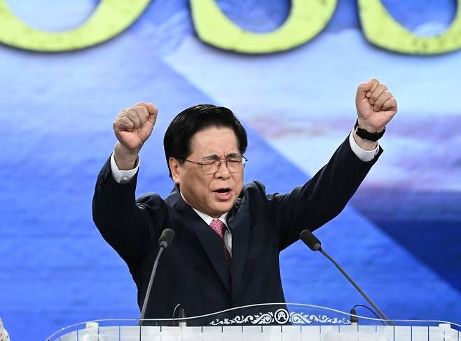 이영훈 여의도순복음교회 목사가 지난 7~8일 싱가포르 시티하베스트처치에서 열린 대성회에서 두 팔을 들고 기도회를 인도하고 있다. 여의도순복음교회 제공