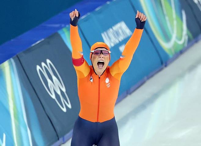 네덜란드 스피드스케이팅 유타 레이르담이 9일(현지시간) 이탈리아 밀라노 스피드스케이팅 스타디움에서 열린 여자 1000m에 출전해 1분12초31로 올림픽 신기록을 세우며 금메달이 확정된 뒤 환호하고 있다.뉴스1