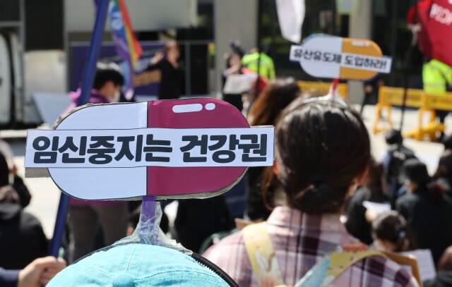 ‘모두의 안전한 임신중지를 위한 권리보장 네트워크’ 주최로 2023년 4월9일 오후 서울 용산역 광장에서 열린 집회에서 참석자들이 ‘임신중지는 건강권’이라고 적힌 장식을 머리에 매고 있다. 김혜윤 기자 unique@hani.co.kr
