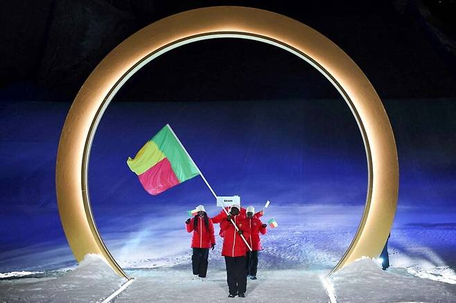 겨울올림픽에 첫 출전하는 베냉 국가대표팀 선수들이 개막식에서 입장하고 있다. 알파인 스키 종목에 출전하는 나단 치보조가 기수를 맡았다. 밀라노/AFP 연합뉴스