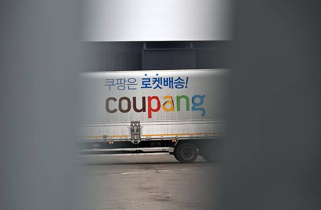 10일 서울의 한 쿠팡 캠프에 배송 차량이 주차된 모습. 연합뉴스