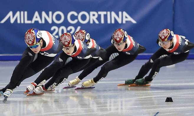 2026 밀라노·코르티나담페초 겨울올림픽 쇼트트랙에 출전하는 한국 대표팀 선수들이 지난 8일(현지시각) 이탈리아 밀라노 아이스스케이팅 아레나에서 훈련하고 있다. 연합뉴스