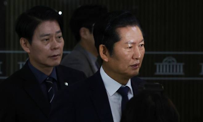 더불어민주당 비공개 의원총회가 열린 10일 오전 국회에서 정청래 대표가 예산결산특별위원회 회의장을 떠나고 있다. 김영원 기자 forever@hani.co.kr