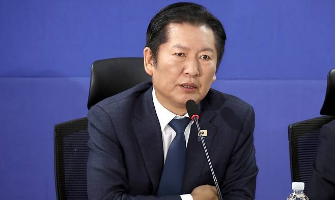 정청래 더불어민주당 대표가 10일 국회 의원회관에서 제선의원들의 모임인 더민재 의원들과 만나 발언하고 있다. 윤운식 선임기자 yws@hani.co.kr