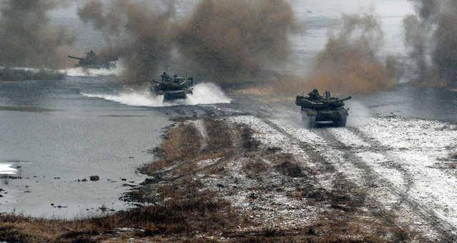 2016년 경기 여주시 인근 남한강 일대에서 열린 육군 20사단 혹한기 전술훈련에서 K-2 흑표전차가 이동하고 있다. K-2 전차는 뜨거운 사막은 물론, 추운 겨울 얼어붙은 땅과 하천에서 자유롭게 기동하는 성능을 갖췄다. 한국일보 자료사진