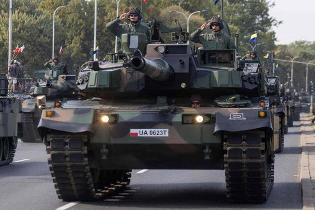 2024년 폴란드 수도 바르샤바에서 열린 '국군의 날' 기념식에서 폴란드 군인들이 한국산 K2 전차를 타고 군사 퍼레이드를 벌이고 있다. 바르샤바=AFP 연합뉴스