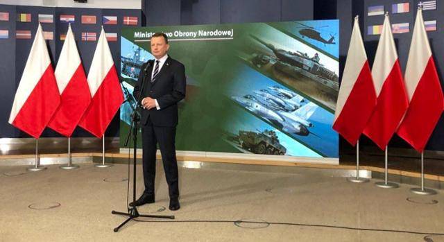 대규모 협력단을 이끌고 한국을 방문했던 마리우시 브와슈차크 폴란드 부총리 겸 국방장관이 2022년 6월 신규 무기 도입에 대한 기자회견을 하고 있다. 폴란드 국방부 트위터 캡처