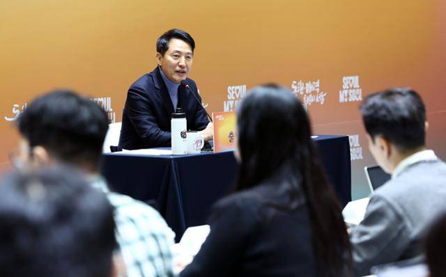 오세훈 서울시장이 10일 시청에서 열린 신년 기자간담회에서 취재진의 질문에 답하고 있다. 뉴스1