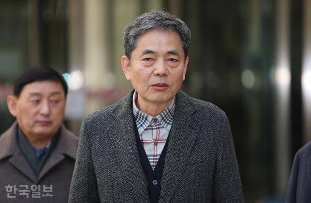 곽상도 전 국민의힘 의원이 6일 서울 서초구 서울중앙지법에서 열린 1심 선고를 마친 뒤 입장을 밝히고 있다. 강예진 기자