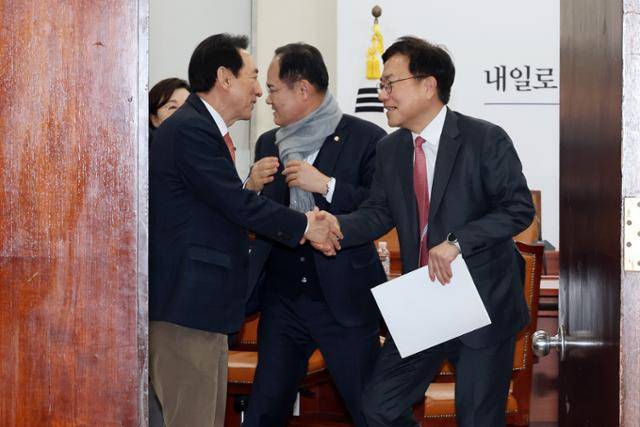 서범수 국회 행정안전위원회 야당 간사, 김석기 의원 등이 10일 국회에서 열린 국민의힘 지도부·대구경북(TK) 의원 면담을 마친 뒤 회의장을 나서고 있다. 연합뉴스