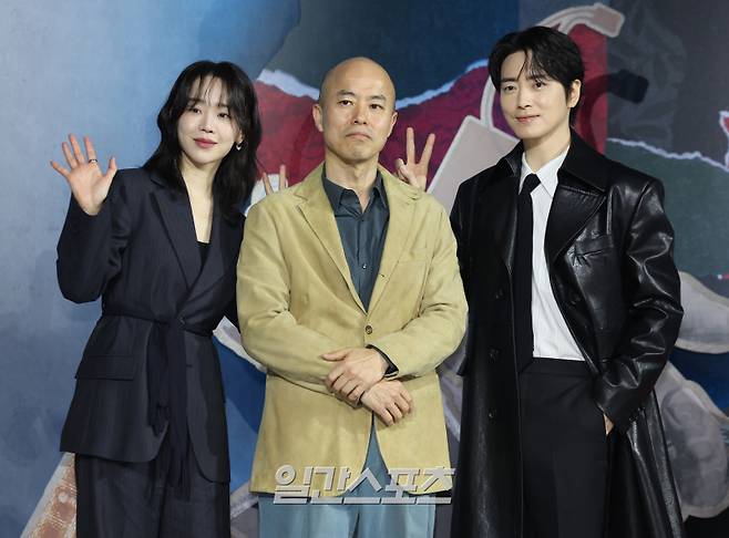 배우 신혜선, 김진민 감독, 이준혁이 10일 오전 서울 중구 앰배서더 서울 풀만 호텔에서 열린 넷플릭스 오리지널 '레이디 두아' 제작발표회에 참석해 포토타임을 갖고 있다. '레이디 두아'는 가짜일지라도 명품이 되고 싶었던 여자 '사라킴'과 그녀의 욕망을 추적하는 남자 '무경'의 이야기. 오는 13일 공개. 서병수 기자 qudtn@edaily.co.kr /2026.02.10/