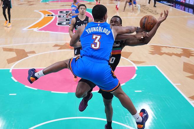 <yonhap photo-3208="">지난 10일(한국시간) 열린 샌안토니오와 오클라호마시티의 경기 장면. [AP=연합뉴스]</yonhap>