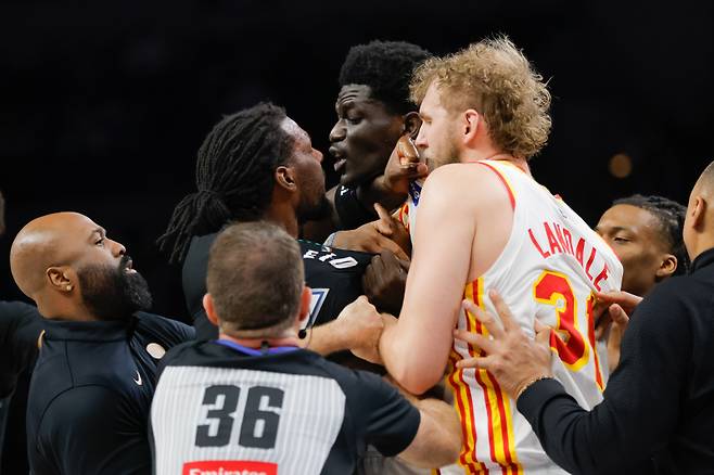 <yonhap photo-3097=""> Minnesota Timberwolves top center Naz Reid, center left, gets in a fight with Atlanta Hawks forward Mouhamed Gueye, top center right, during the second half of an NBA basketball game, Monday, Feb. 9, 2026, in Minneapolis. (AP Photo/Bailey Hillesheim)/2026-02-10 12:53:09/ <저작권자 ⓒ 1980~2026 ㈜연합뉴스. 무단 전재 재배포 금지, AI 학습 및 활용 금지></yonhap>