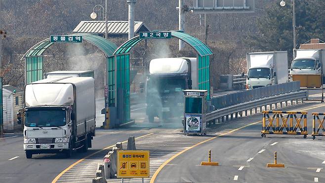 2016년 2월 파주시 경의선 남북출입사무소에서 개성공단 차량이 입경하는 모습