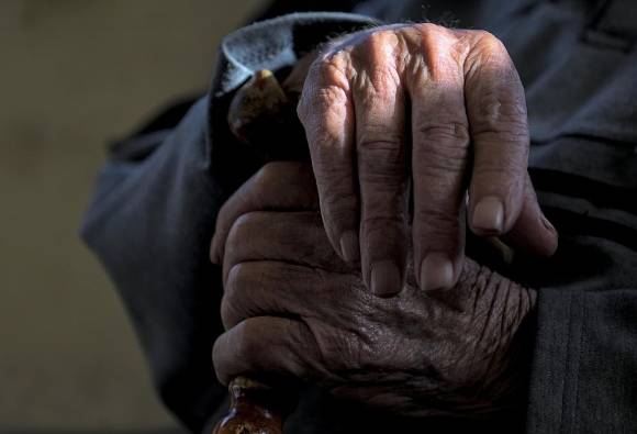 경찰이 '안락사'를 위해 해외로 출국하려던 한 60대 남성을 설득 끝에 가족 품으로 돌려보냈다. 본 기사와 무관한 이미지. [사진=픽사베이@Peggychoucair]