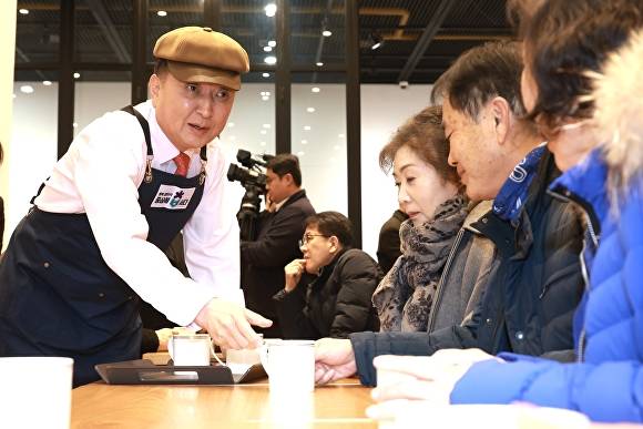 10일 카페 더 청남대 일일 점장으로 나선 김영환(왼쪽) 충북지사가 커피를 서빙하고 있다. [사진=충북도]