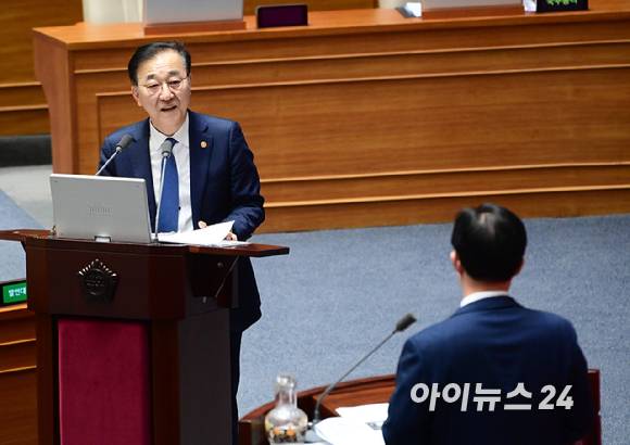 김윤덕 국토교통부 장관이 10일 오후 서울 여의도 국회에서 열린 제432회국회(임시회) 제5차 본회의 경제 분야 대정부질문에서 이만희 국민의힘 의원 질문에 답변하고 있다. [사진=정소희 기자]