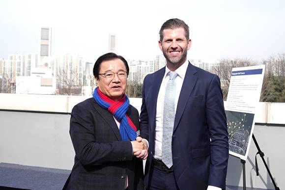 이현재 시장(왼쪽)과 도널드 트럼프 미국 대통령의 차남인 에릭 트럼프(Eric Trump) 트럼프 그룹 총괄 부사장이 10일 위례 성남골프장 부지에서 기념 촬영을 하고 있다. [사진=하남시]