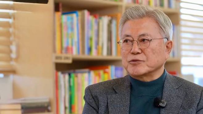 문재인 전 대통령이 경남 양산 평산책방에서 유튜브 대담을 하고 있다. (유튜브 캡처)