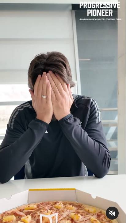 프로축구 전북의 이탈리아 출신 공격수 콤파뇨가 파인애플 피자를 보고 고통스러워하고 있다. 사진 전북 현대 인스타그램