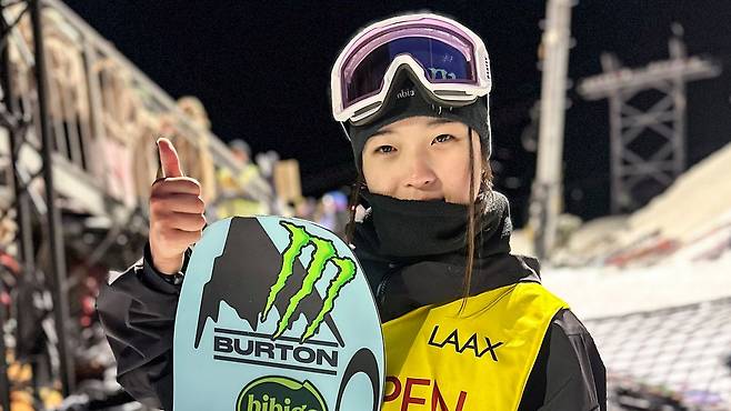 〈YONHAP PHOTO-3190〉 최가온, 스노보드 월드컵 시즌 3번째 우승   (서울=연합뉴스) 최가온(세화여고)이 18일(한국시간) 스위스 락스에서 열린 2025-2026 FIS 스노보드 월드컵 여자 하프파이프 결선에서 92.50점을 받아 1위를 차지했다. 사진은 기념촬영하는 최가온. 2026.1.18 [올댓스포츠 제공. 재판매 및 DB 금지]