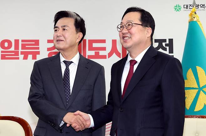 이장우 대전시장과 김태흠 충남지사가 21일 대전시청에서 대전·충남 행정통합 관련 긴급 회동에 앞서 반갑게 악수하고 있다. [김성태 객원기자] 2026.01.21.