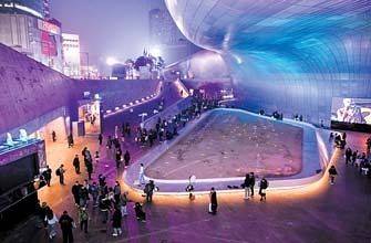 이번 서울패션위크는 모든 프로그램을 한곳에 집약해 운영하는 ‘원사이트(One-site)’ 전략으로 관람과 비즈니스 효율을 극대화했다.