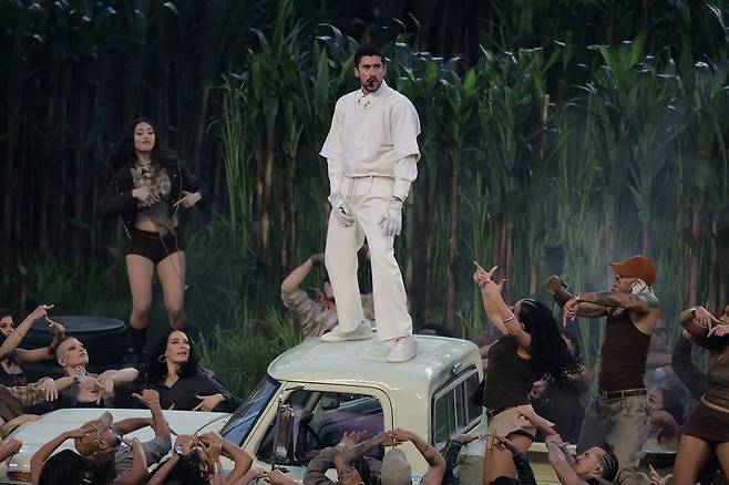 지난 8일 NFL 수퍼볼 하프타임 쇼에 배드 버니가 스페인어 노래를 부르고 있다. 트럼프 대통령은 이에 대해 "미국의 위대함을 모욕한 것"이라고 주장했다. 로이터=연합뉴스