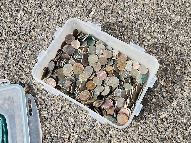 오씨가 1년간 매주 금속탐지를 하며 모은 동전들. 1리터짜리 통을 반 넘게 채웠다. 이규림 기자