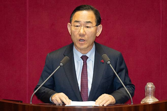 주호영 국회부의장이 9일 서울 여의도 국회에서 열린 제432회 국회(임시회) 제4차 본회의에서 김민석 국무총리에게 정치·외교·통일·안보에 관한 질문을 하고 있다. 뉴스1