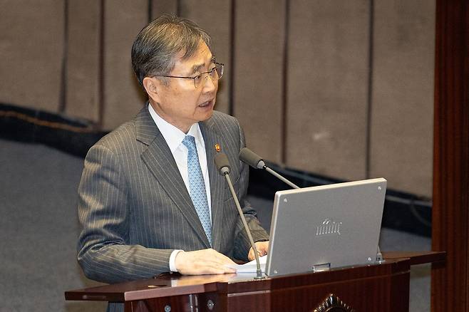 조현 외교부 장관이 9일 서울 여의도 국회에서 열린 제432회 국회(임시회) 제4차 본회의에서 윤후덕 더불어민주당 의원의 정치·외교·통일·안보에 관한 질문에 답하고 있다. 뉴스1