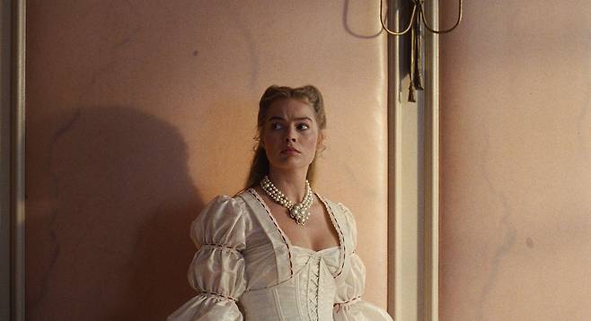 영화 '폭풍의 언덕' 스틸컷. 캐시 역의 마고 로비가 자신의 피부를 본 딴 침실 벽면을 보며 불안한 표정을 짓고 있다. [사진 워너브러더스 코리아]