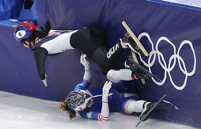 (밀라노=뉴스1) 김성진 기자 = 쇼트트랙 대표팀 김길리가 10일(현지시간) 이탈리아 밀라노 아이스 스케이팅 아레나에서 열린 2026 밀라노·코르티나담페초 동계올림픽 쇼트트랙 혼성 2000m 계주 준결승에서 미국 선수와 충돌하고 있다. 2026.2.10/뉴스1