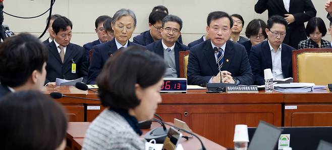 김종철 방송미디어통신위원장이 10일 서울 영등포구 국회에서 열린 과학기술정보방송통신위원회 전체회의에서 의원 질의에 답하고 있다. /뉴시스