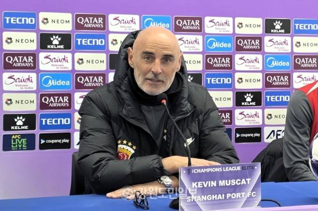 ▲ 케빈 머스캣 상하이 하이강 감독이 강원FC와 2025-2026 AFC 챔피언스리그 엘리트 리그 스테이지 동아시아 7차전을 하루 앞둔 10일 춘천송암스포츠타운주경기장에서 사전 기자회견에 임하고 있다. 한규빈 기자