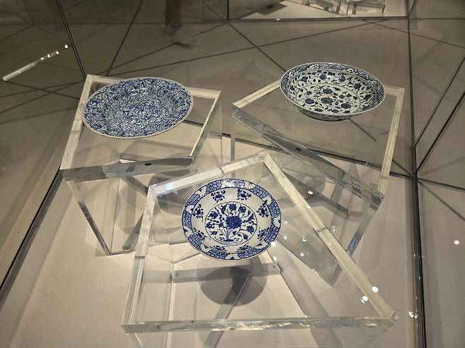 루브르 아부다비 전시실에 세계 각국의 청색 문양 접시가 전시돼 있다.