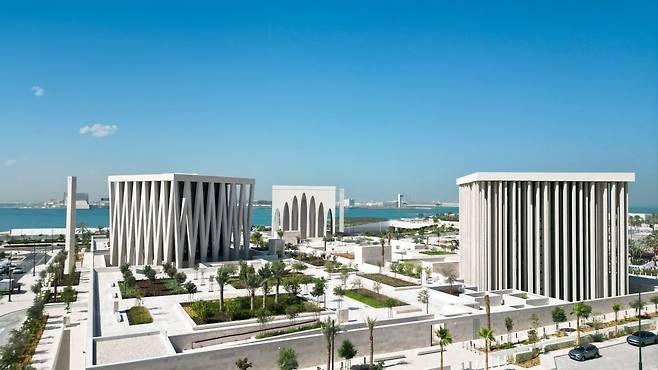 아브라함 패밀리 하우스. (왼쪽부터)시나고그, 모스크, 교회가 나란히 늘어서 있다. /아브라함 패밀리 하우스