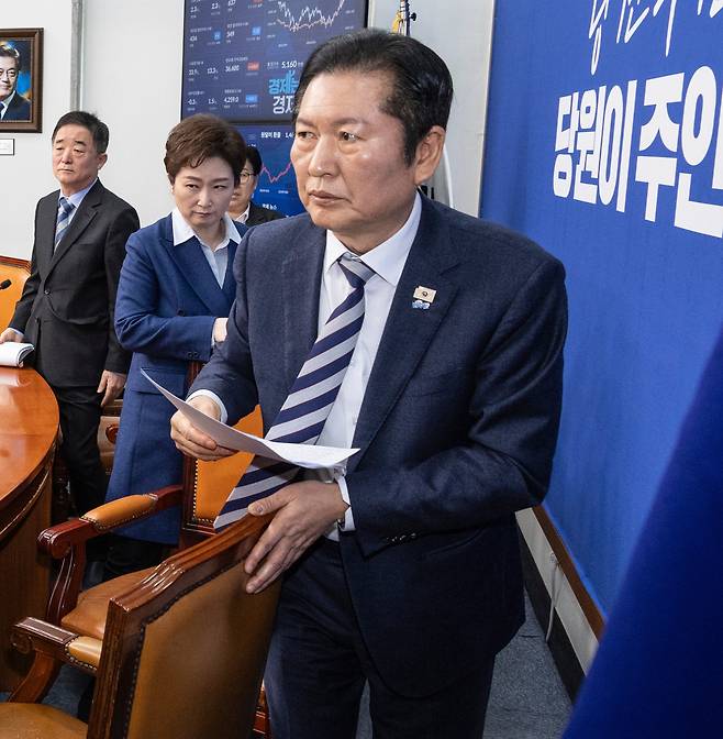 더불어민주당 정청래 대표(앞)와 이언주, 강득구 최고위원이 9일 국회에서 열린 최고위원회의를 마친 뒤 이동하고 있다. 사진=연합뉴스