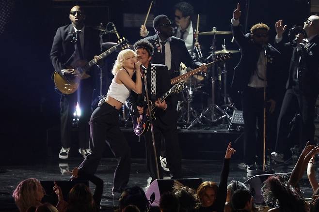제68회 그래미 어워즈에서 블랙핑크 로제가 브루노 마스와 축하공연을 하고 있다. (사진=연합뉴스)