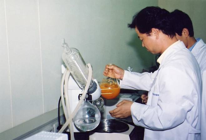 2003년 당시 한국콜마 실험실 모습. (사진=한국콜마)