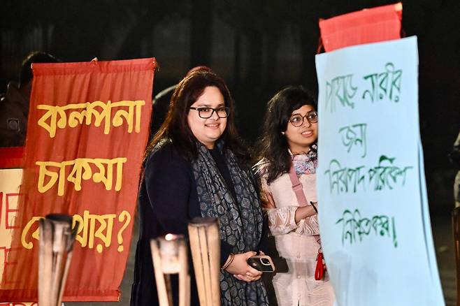 9일(현지시간) 방글라데시 수도 다카에서 여성들이 선거 참여 확대를 요구하는 횃불 행진에 참여하고 있다. AFP연합뉴스