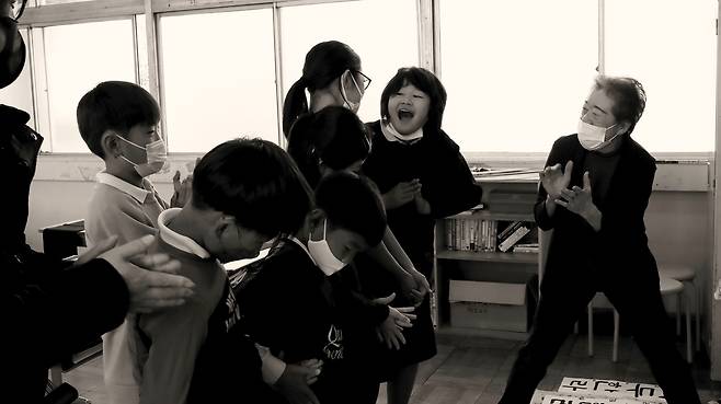 오카야마조선학교들이 2022년 11월 자신들이 쓴 한글서예 작품을 보며 즐거워 하고 있다. 홍순관 제공