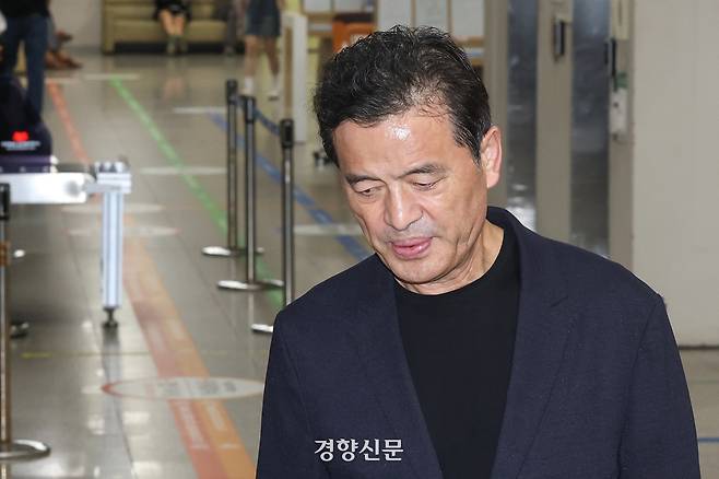 돈봉투 수수 혐의로 기소된 임종성 전 더불어민주당 의원이 2024년 9월12일 서울 서초구 서울중앙지법에서 열린 1심 선고공판에 출석하고 있다. 성동훈 기자