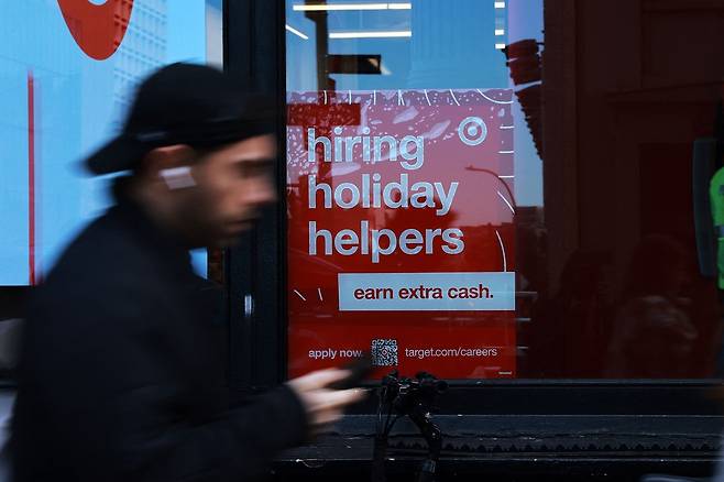 지난해 11월27일(현지시간) 미국 뉴욕 맨해튼의 한 매장 창문에 채용 표지판이 붙어있다. AFP연합뉴스